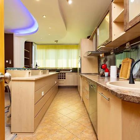 2br With Terrace By The Small Basilica & Old Town By Flat Manаger Apartmán
